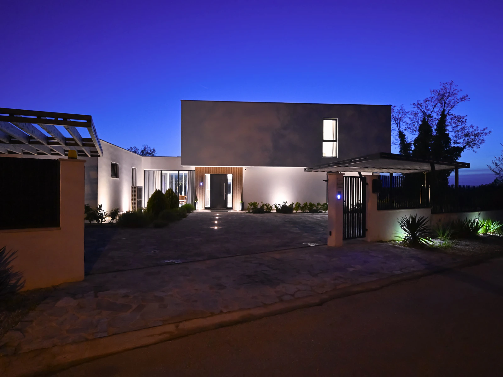 Modern desert residence at twilight representing Palm Springs